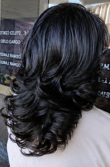 Después: media melena negra con ondas, brillo y movimiento