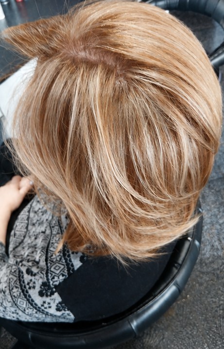 Después: corte corto con mechas rubias y volumen