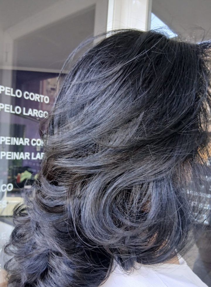 Cabello negro con brillo azulado y ondas