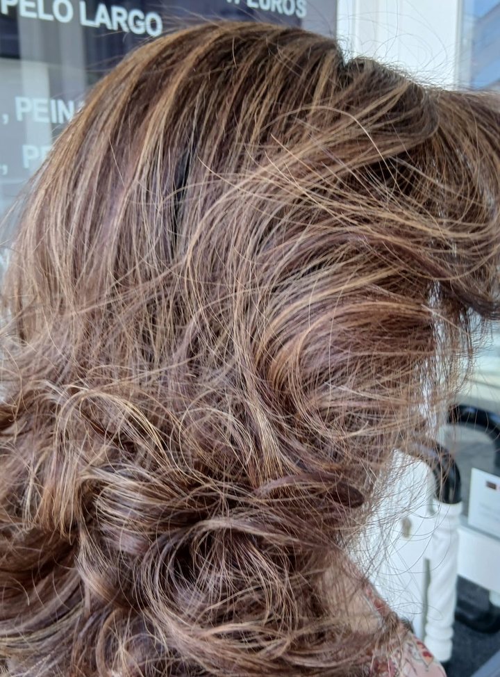 Cabello castaño con mechas y movimiento